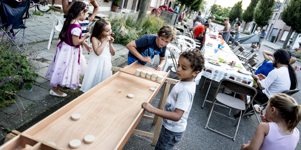 Kinderen spelen op een sjoelbak